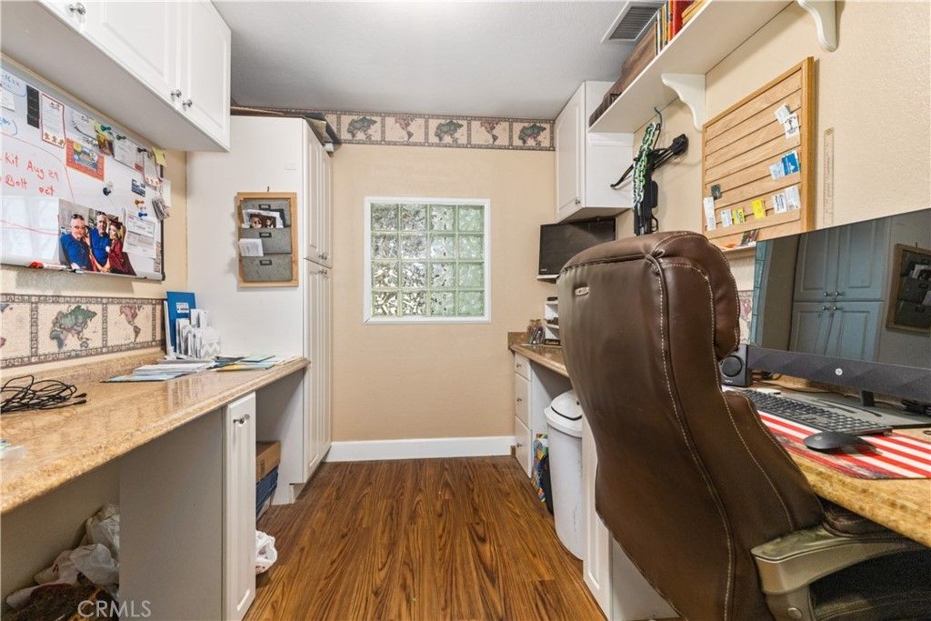 listing image 130729565521575056890