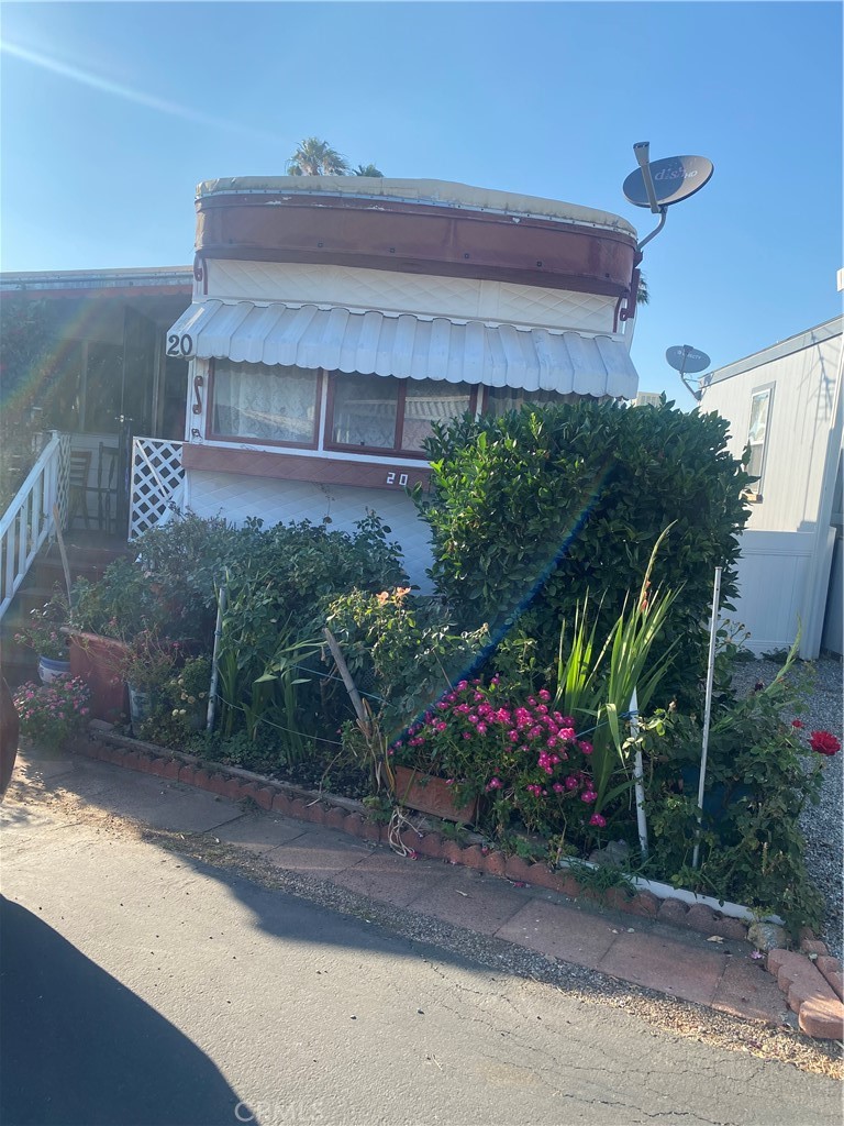 Small mobile home that gives you the opportunity to add your own personal touches. Home has its own parking and small piece of yard. Perfect home for a smaller family. Home is going back on the market due to buyers. Buyer could not perform.
