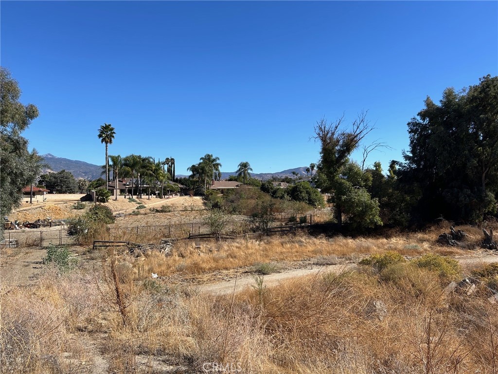 2 parcels of vacant land, totaling 9.2 acres, available for sale. Opportunity to develop large ranch estate or multiple single-family residences. Check with local authorities to verify construction requirements.
APN: 552100002 (3.78 acres)
APN: 552100020 (5.42 acres)