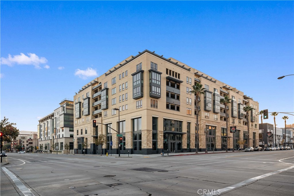 Properties 2 39 S Los Robles Avenue 7003