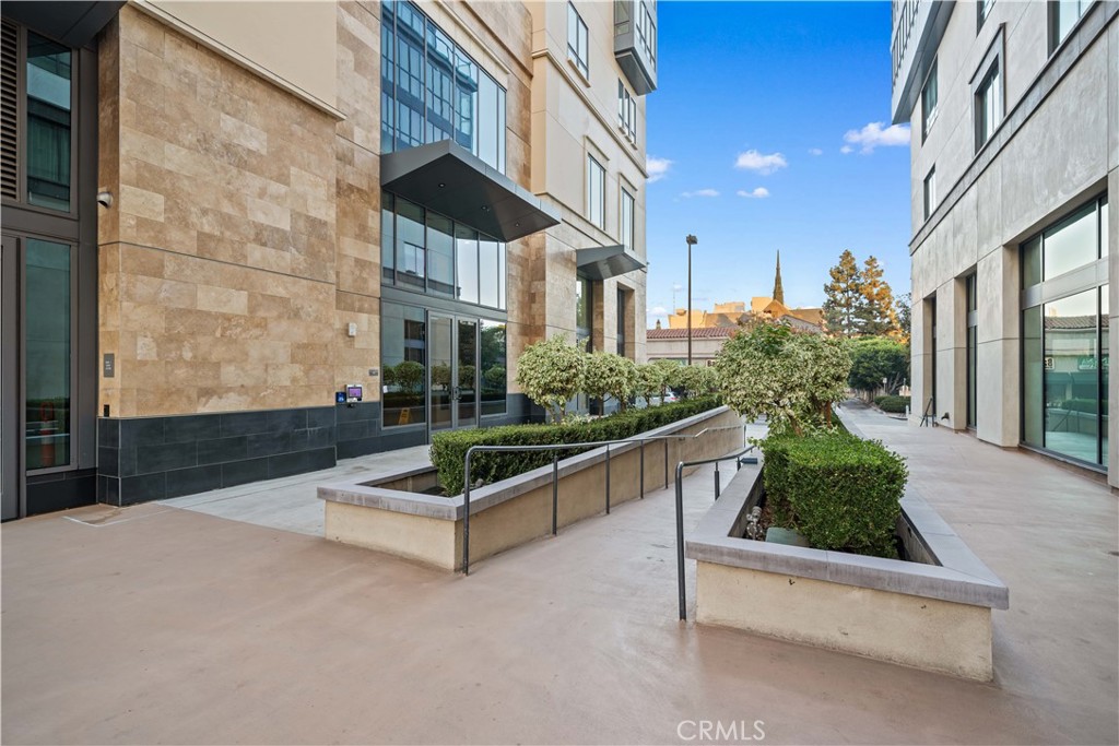 Properties 3 39 S Los Robles Avenue 7003