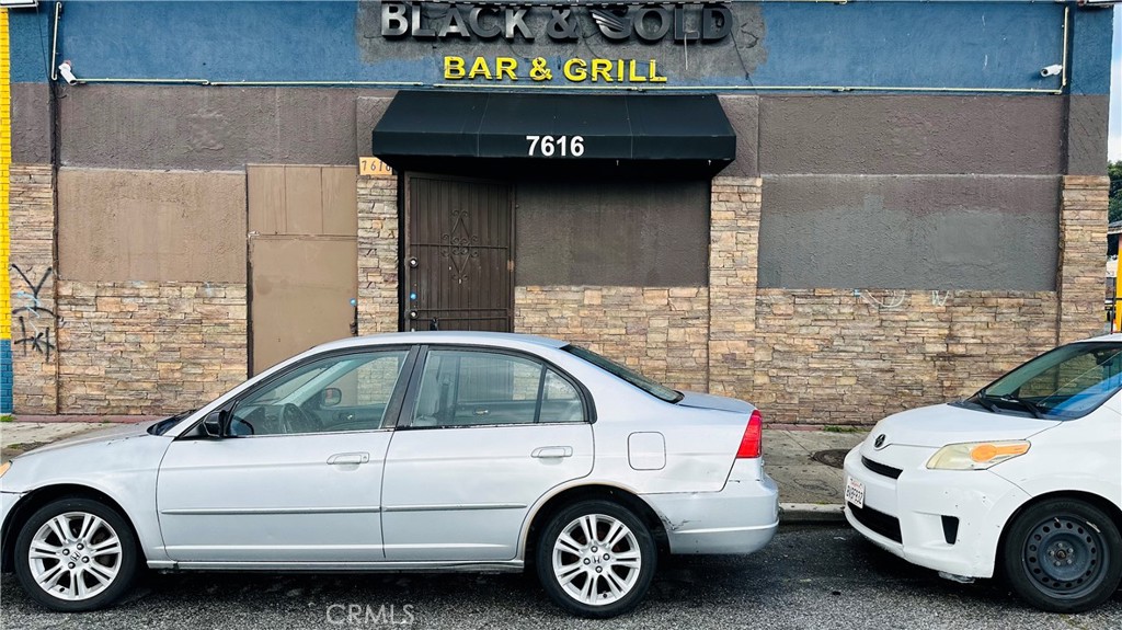 This property is in the heartland of South-Central Los Angeles. Property previously used as a sports bar. 2070 SqFt of leasable space plus a good size back patio for parking or additional venues. Come see it and make an offer to the landlord.