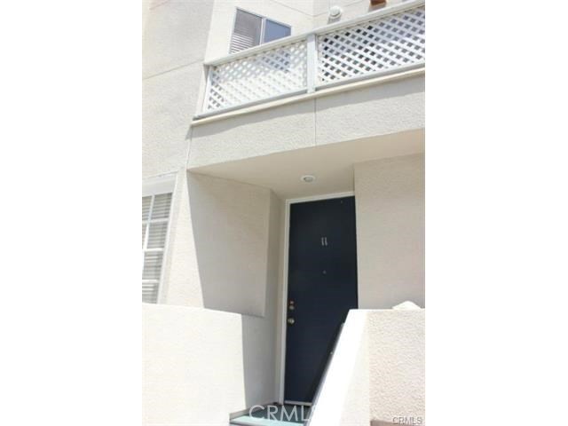 Great Location! Beautifully maintained two bedroom and two bathroom unit. Walking distance to Paseo Colorado, Old Town Pasadena and shopping/restaurants on Lake. Easy access to the 210/134 freeways.