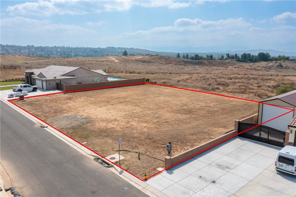 ALESSANDRO HEIGHTS- FEATHERSTONE ESTATES- FULLY IMPROVED CUSTOM HOMESITE- LOT 8 Ready to built custom homesite located on a private cul-de-sac of just 9 homes in one of Riverside's most coveted neighborhoods. Rare opportunity to design and build your own home with all utilities already to the site including electric, water, sewer, cable TV, telephone and natural gas. This lot comes with plans fully approved by the city of Riverside "permit ready" with school fees paid!