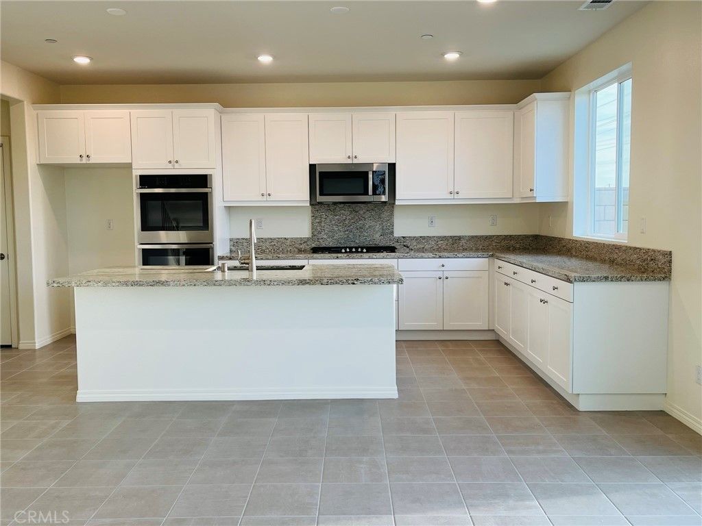 listing image 130729511417332054842