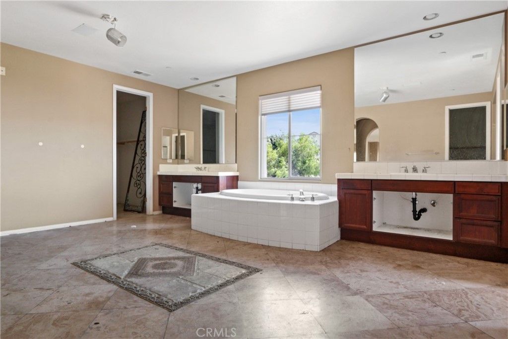 listing image 130720499267304559065