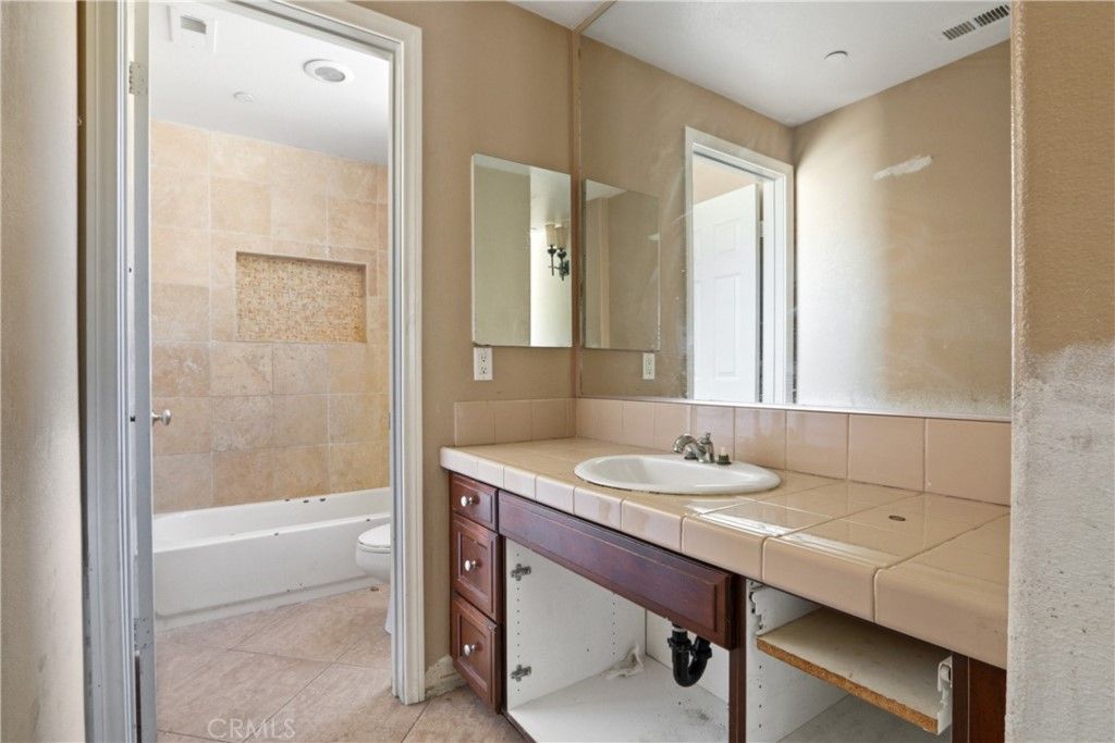 listing image 130726685028973810027