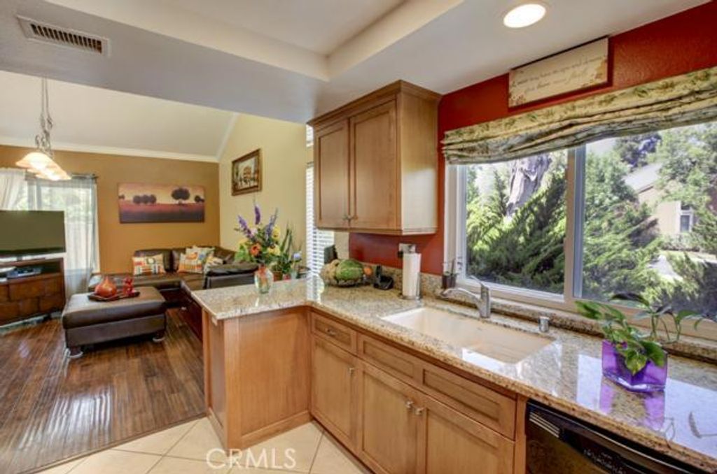 listing image 130727229866164981846