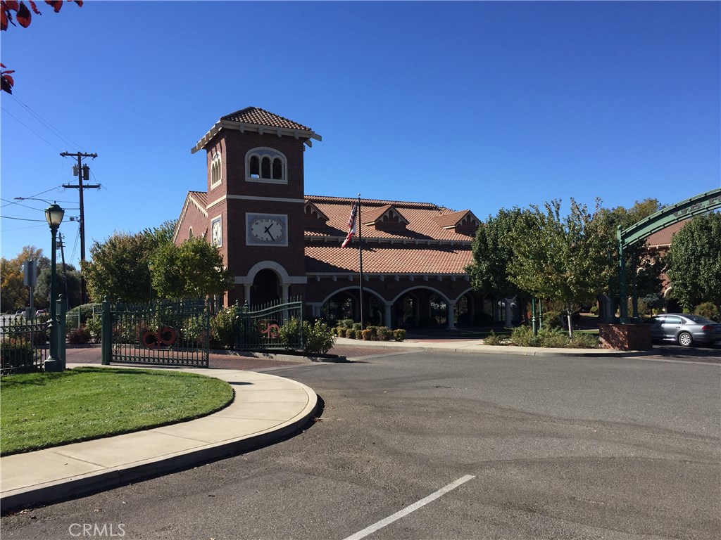 Class A office/retail complex that has four separate buildings including single and multi-tenant. Uses include medical office, bank, restaurant and general office. There is plenty of parking with lush landscaping and brick accents.