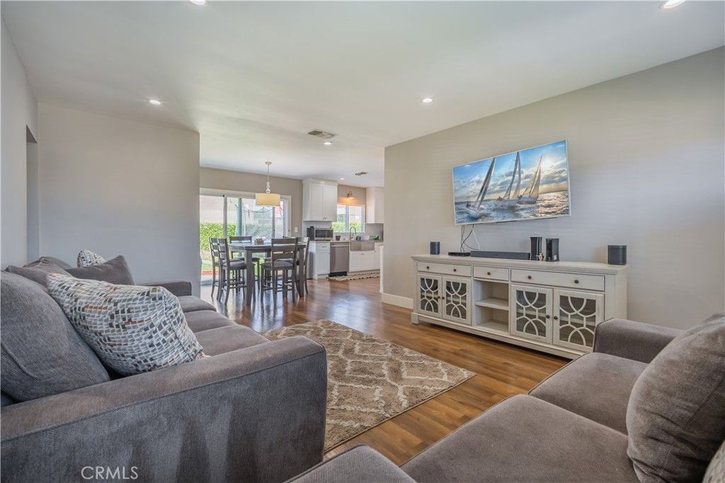 listing image 130726387406405382830