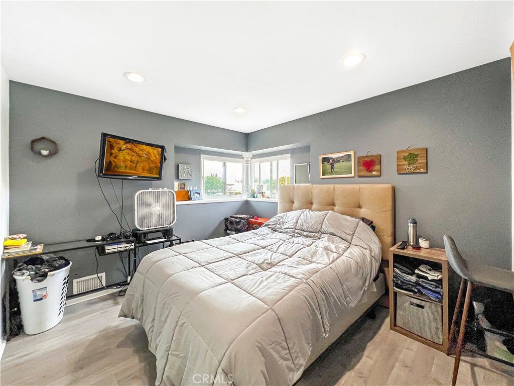 listing image 130727402962914503159