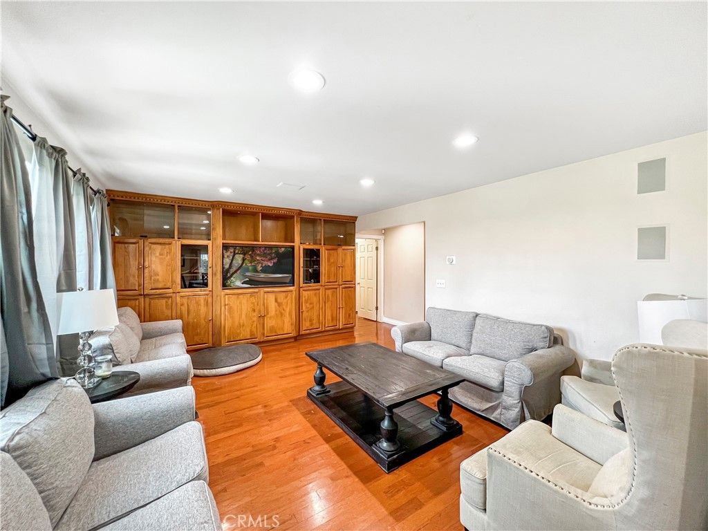 listing image 130727415098840044458