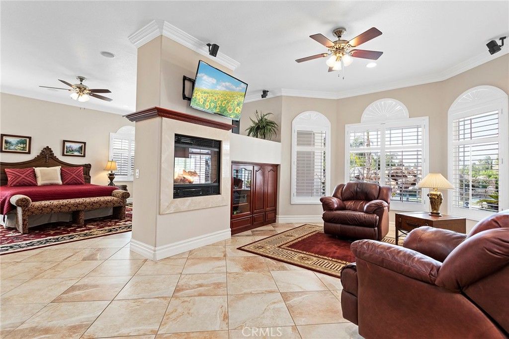 listing image 130725679162877487553