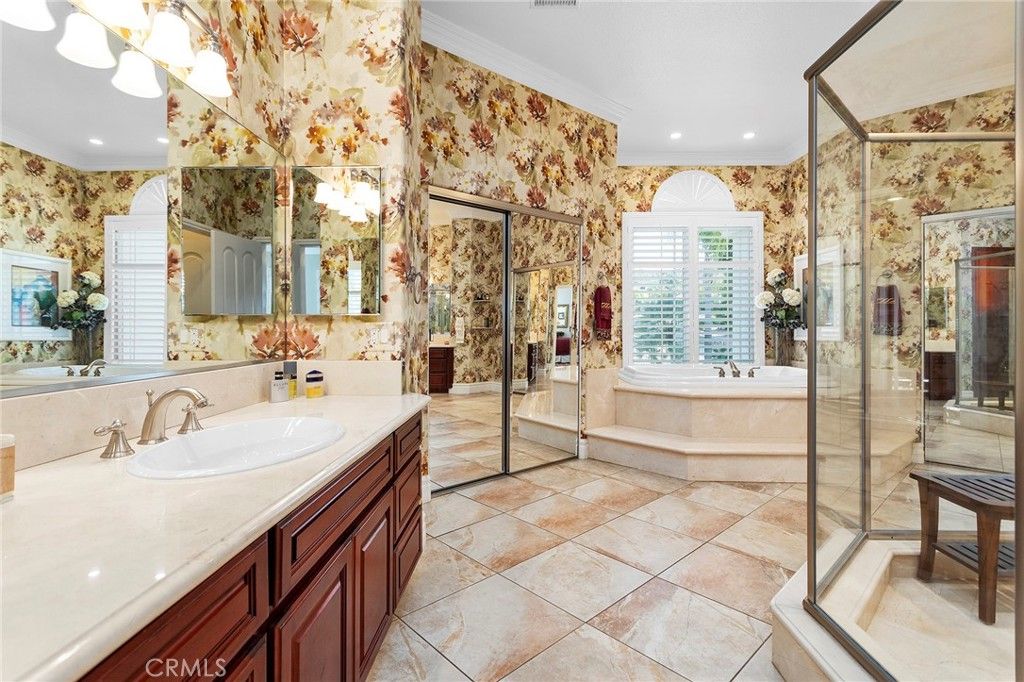 listing image 130725694971962012846