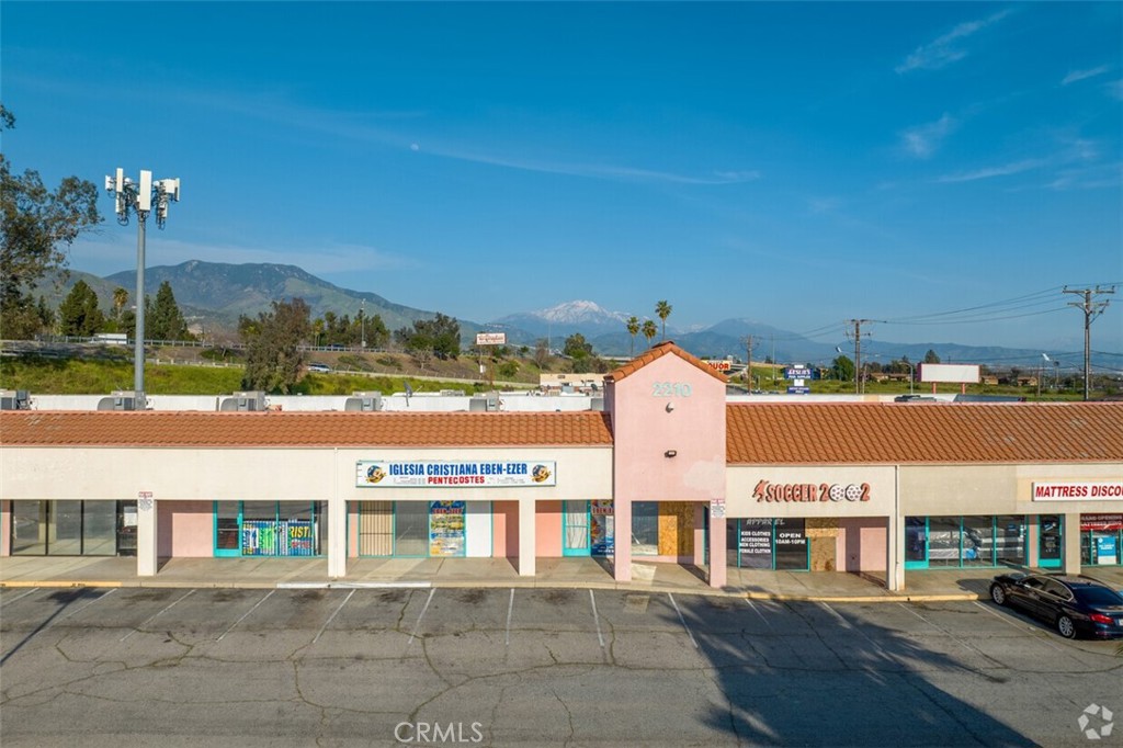 The Space was previously used as a barbershop. Open Space, Private Restroom and Plenty of Parking. The Highland Commons is a Multi-Tenant Neighborhood Center offering Spaces from 1200-2,400 sq ft. The center is strategically located on Highland Ave, Just off the 210 Freeway and it's located within the retail hub of the area. Spaces are desirable for multi- uses including professional offices, Barbershop, Church, medical retail spaces, and much more. There is plenty of parking, great visibility, different range of spaces, strong daytime population , and great foot traffic.