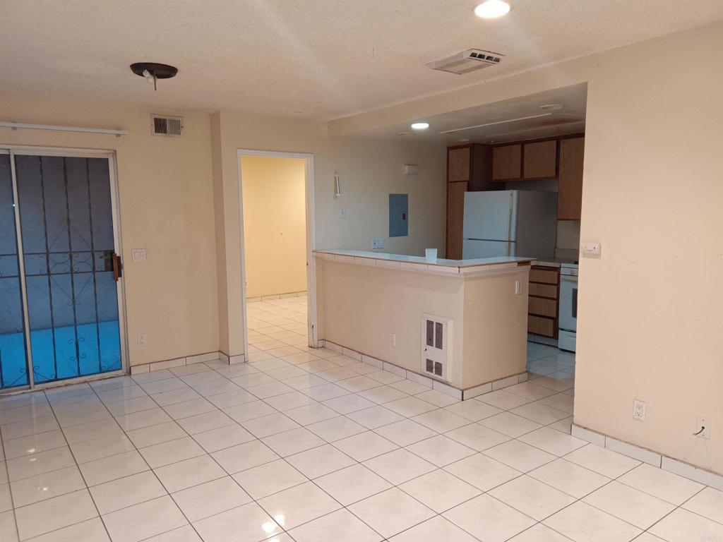 Photo 8 of 18 of 879 W San Ysidro Boulevard 5 townhome
