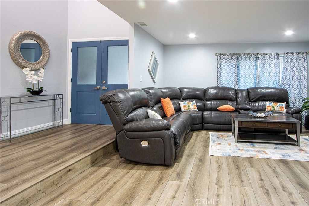 listing image 130720617550376584397