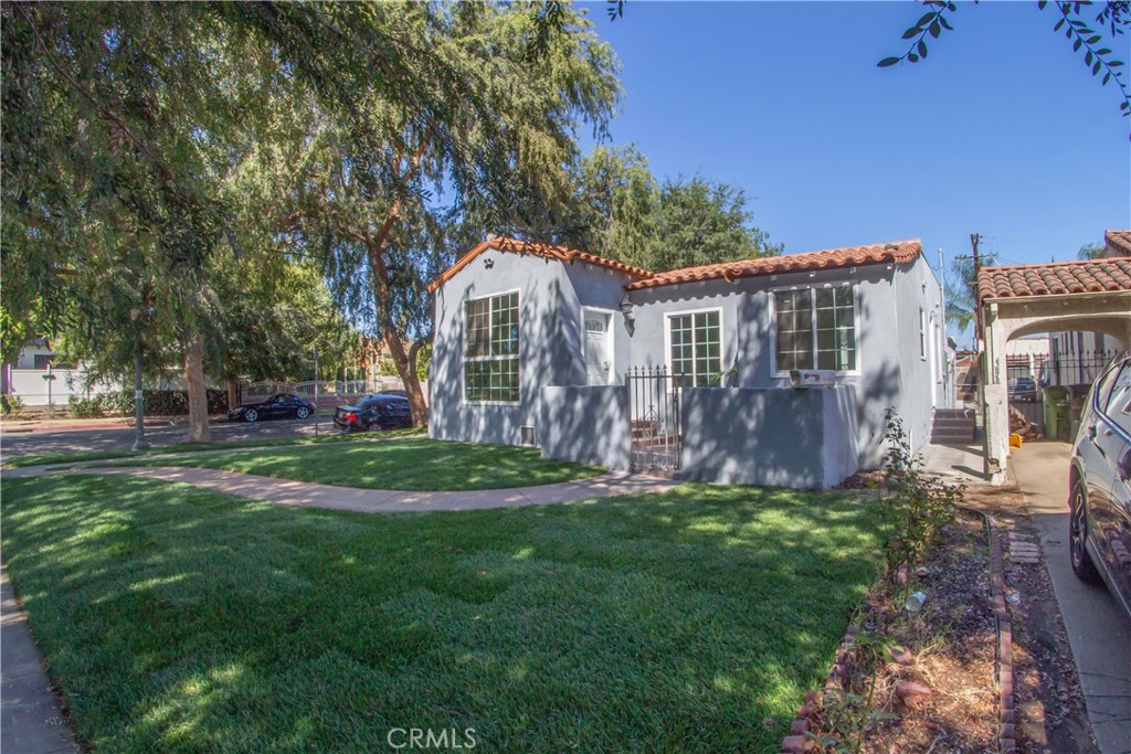 Main image without alt text