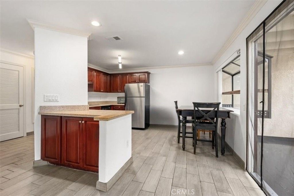 listing image 0