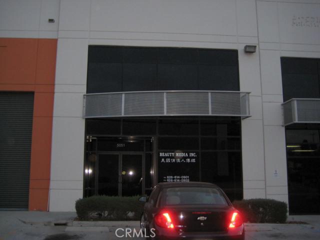 Industrial condo warehouse which is located in a gated business park. It is easy to access I-10, valley blvd, and neighboring cities. Unit has its own ground level loading door, auto fire sprinkler system, skylights, 24' high ceiling. Gas supply is available...