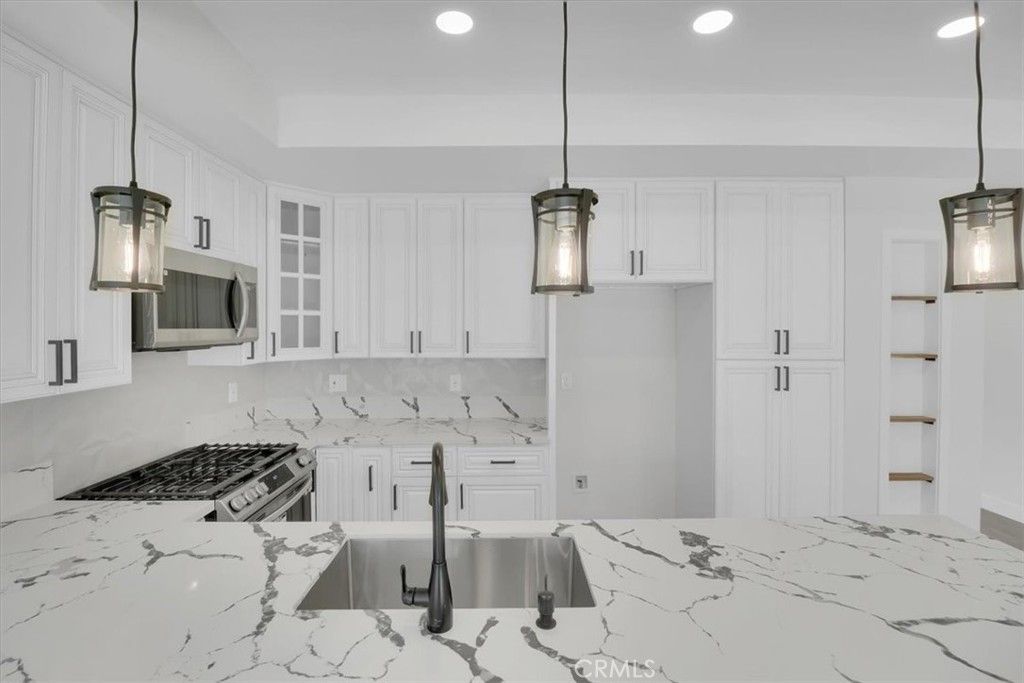 listing image 130728270521405844278