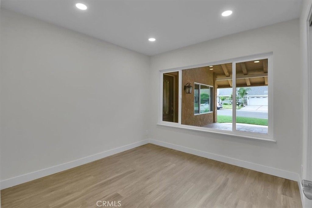 listing image 130725413786878302489