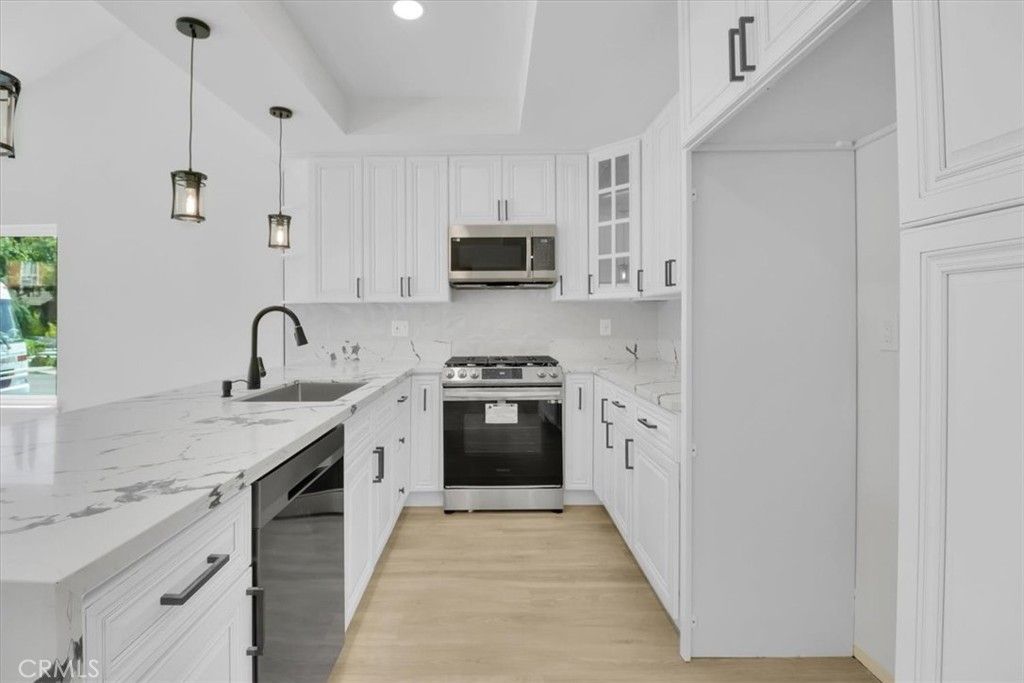 listing image 130723412969681832332