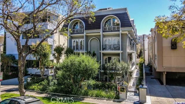 Prime Beverly Hills Location. 5 Unit Condominium 11,581 SQFT of Living space. Penthouse has 4 Br 4.5 Baths, the other 4 condos each have 2 Br plus a Den & 2.5 Baths. 3 of the units are rented on month to month basis, and two units will delivered vacant. Building is freshly painted, has an Exercise room, Sauna and Subterranean gated Parking.
