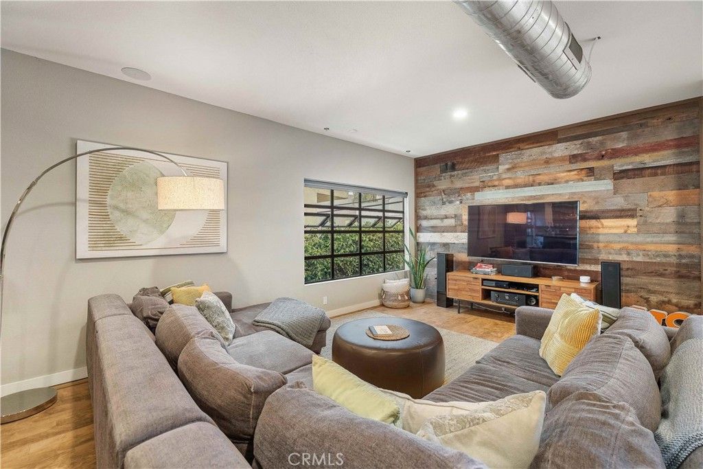 listing image 130724963058655681800