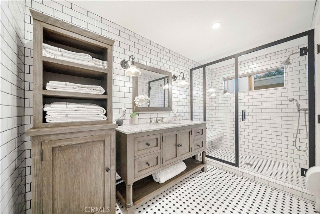 listing image 130728335612467420895