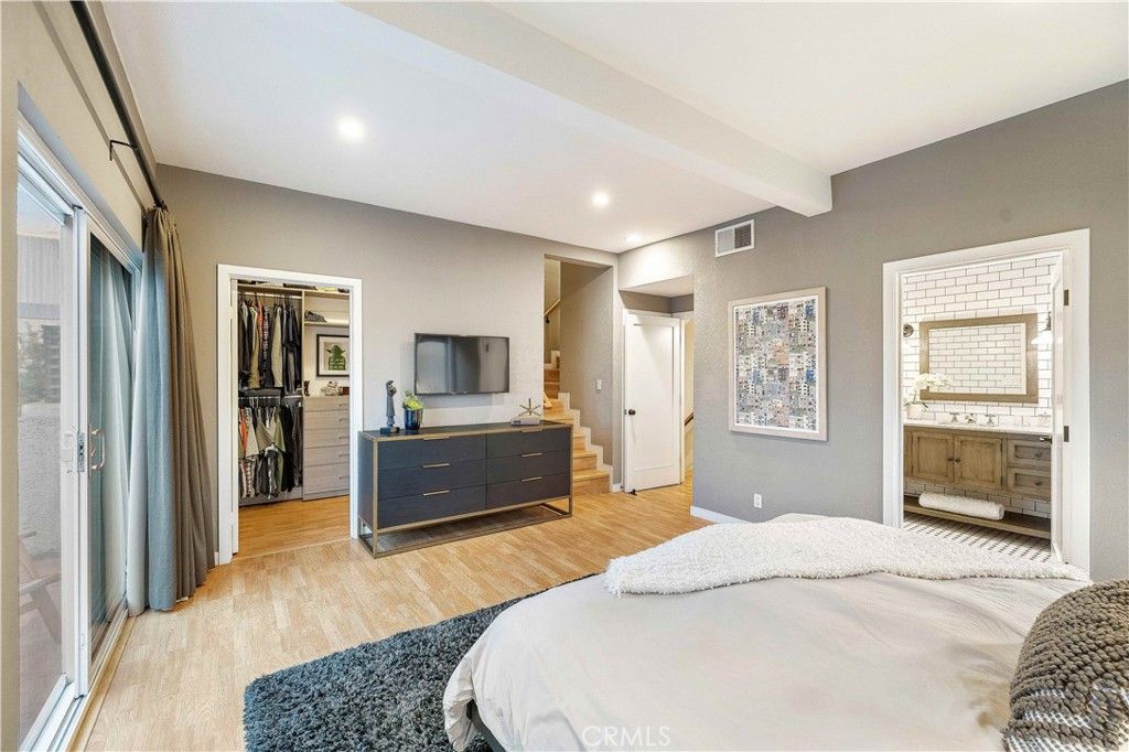 listing image 130726639689780192358