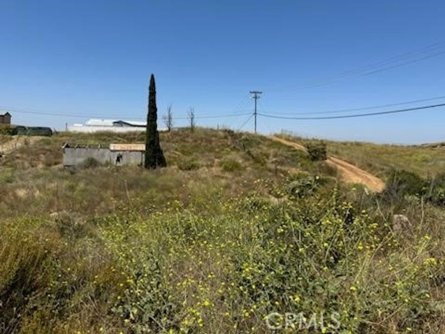 1/2 Acre parcel of land.  Good opportunit to build yourcustom home, or install a Manufactured home.  Many possibilities. The parcel is located in Wildomar, which is between Lake Elsinore and Temecula/Murrietta Valley.  Close to the lake, wynneries, Old town, Murrietta and shopping.  Seller is very motivated. Take 15 fwy south, on Bundy Canyon Road left, then left on Edwards Rd., property is at corner of Edwards And Carl. Use 24189 Carl St., Wildomar and is the parcel across.