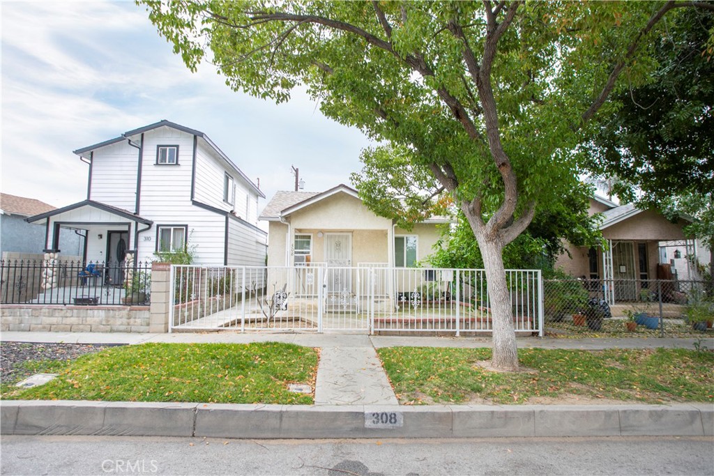 Photo 2 of 22 of 308 N Pasadena Avenue house