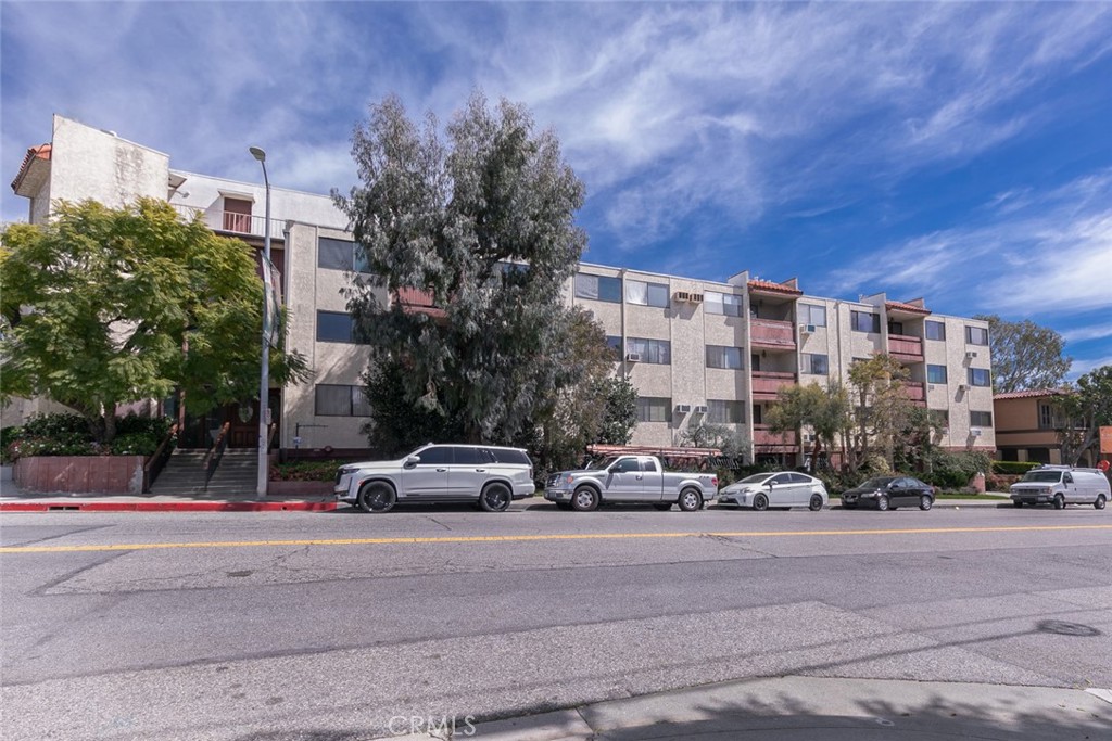 View Los Angeles, CA 90049 condo