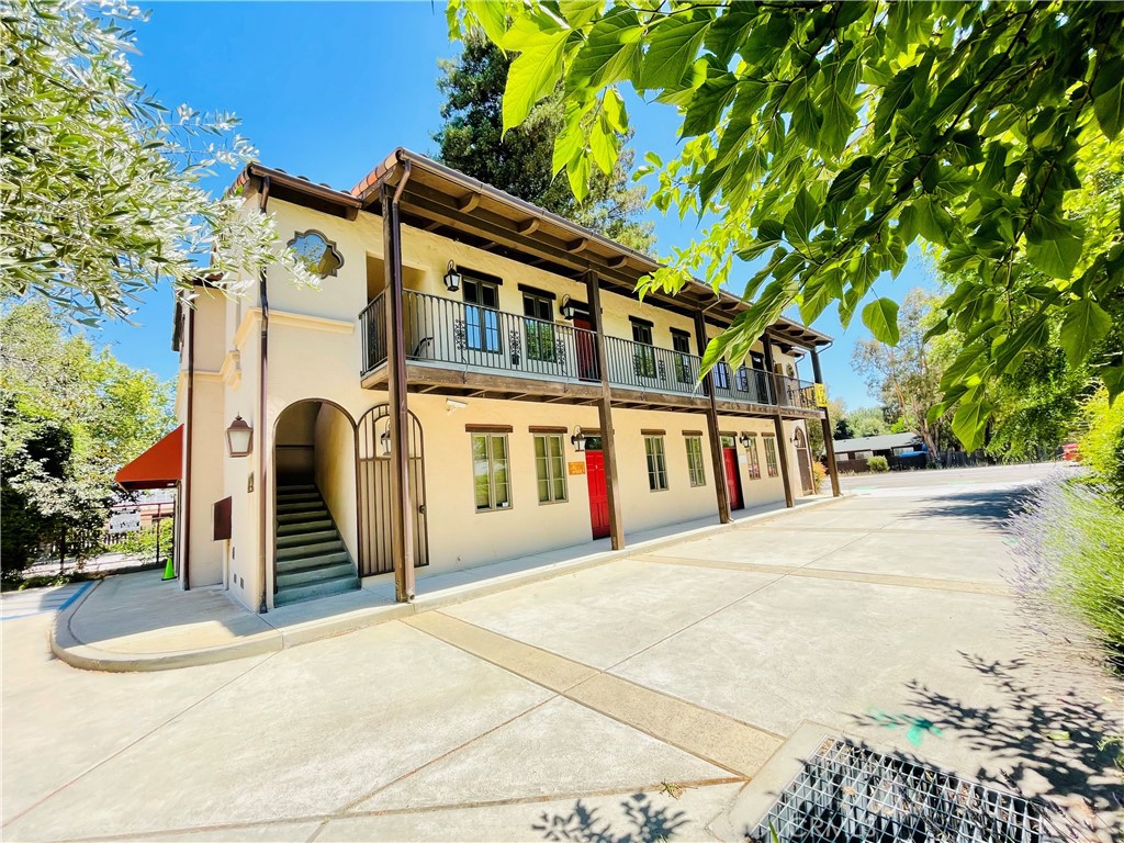 Modern mission style professional office building with good exposure, signage
and parking. Multiple tenant suites to choose from. Desirable suite size with
universal layout with open work areas and hard offices. Very high visibility street
monument signage and plentiful on-site parking. Located less than a minute to
Highway 101 and close to Downtown.
Newer office suite with this quality, exposure, convenience and parking are rare
in Atascadero. $1.35/SF/Month, Modified Gross + Utilities