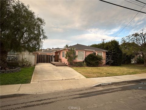 A home in El Segundo