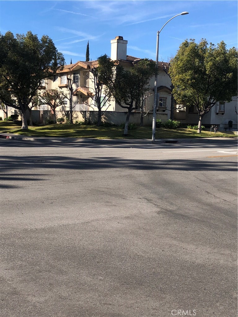 Convenient location. Close to bus station, schools, Santa Anita race tracks, Santa Anita Mall, shopping centers, restaurants, grocery stores and much more.