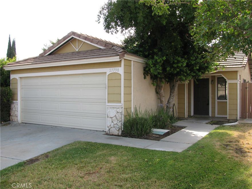 Beautiful single story home located in the Hillpointe community. This 3BR/2BA home includes upgraded tile floors, granite counters and extended stone splash at kitchen. Living area is open with fireplace and has a centrally located atrium. Located adjacent to common area, this property has low HOA and includes community pool. Close to freeway, schools and hospital. Great value.....must see!