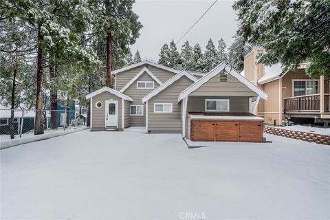 Photo of 707 Rocky Loop, Crestline, CA 92325 (MLS # IV25081908)