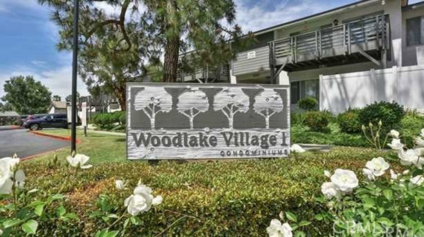 Popular Woodlake Village Condominium. Located close to shopping, public transportation, theaters and parks. Move in ready! Spacious one bedroom with Large walk in closet. Large living room with dining room off of kitchen, that leads to your oversized backyard and patio.
You won’t want to miss this sweet charming home.