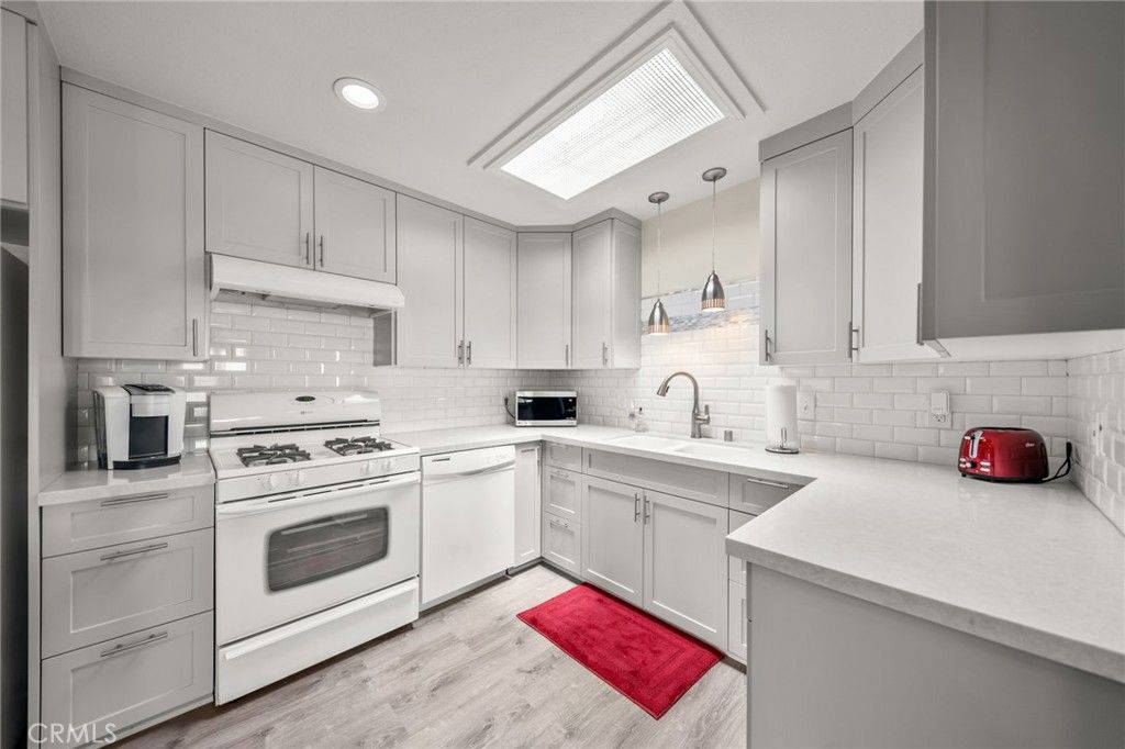listing image 130722348584037963347