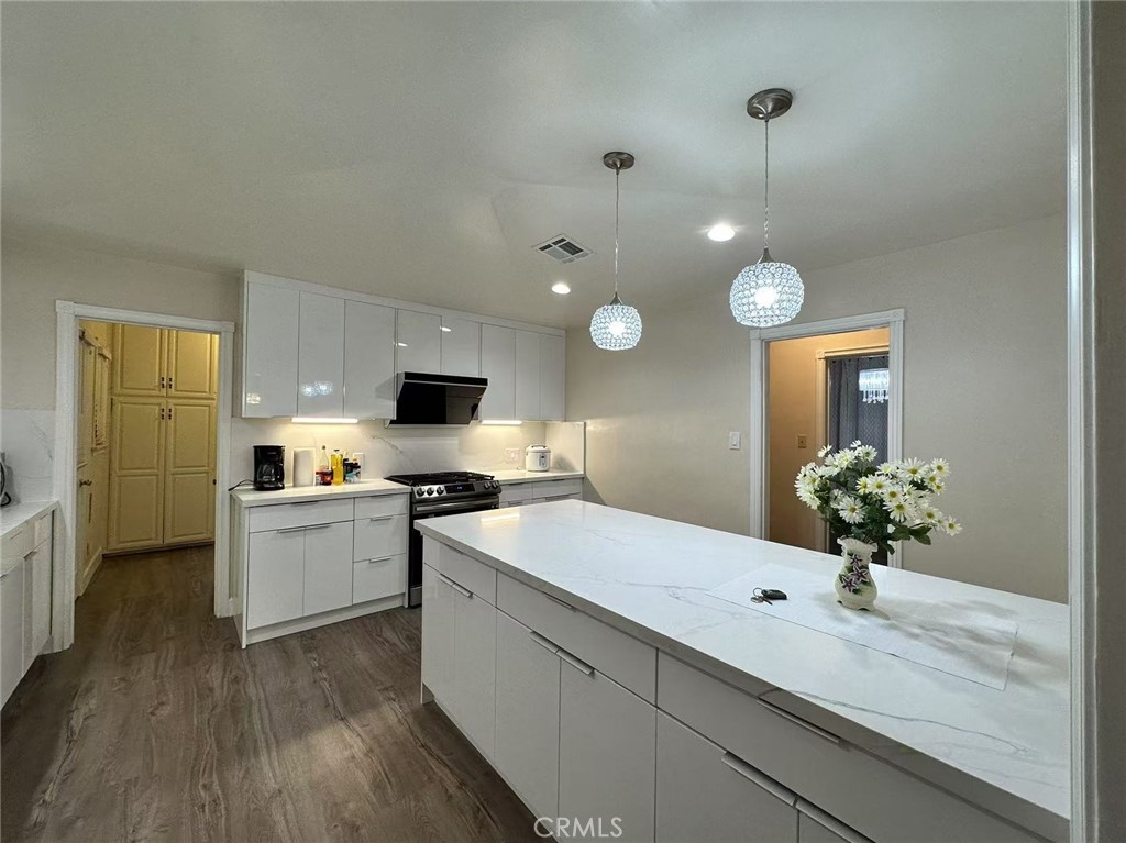 113 N DOHENY DR