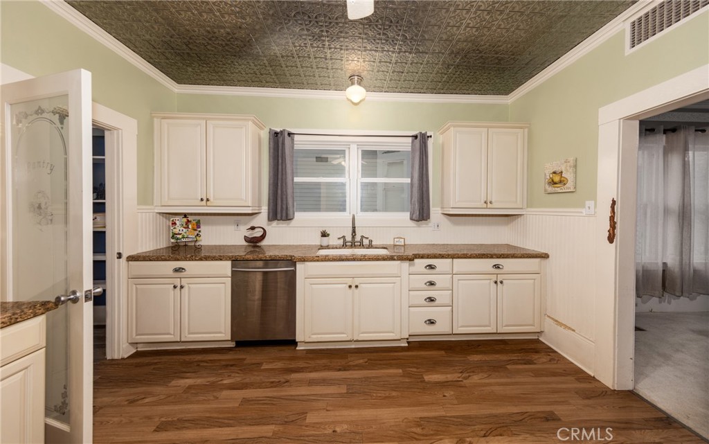 Photo 11 of 24 of 325 Nordina Street house
