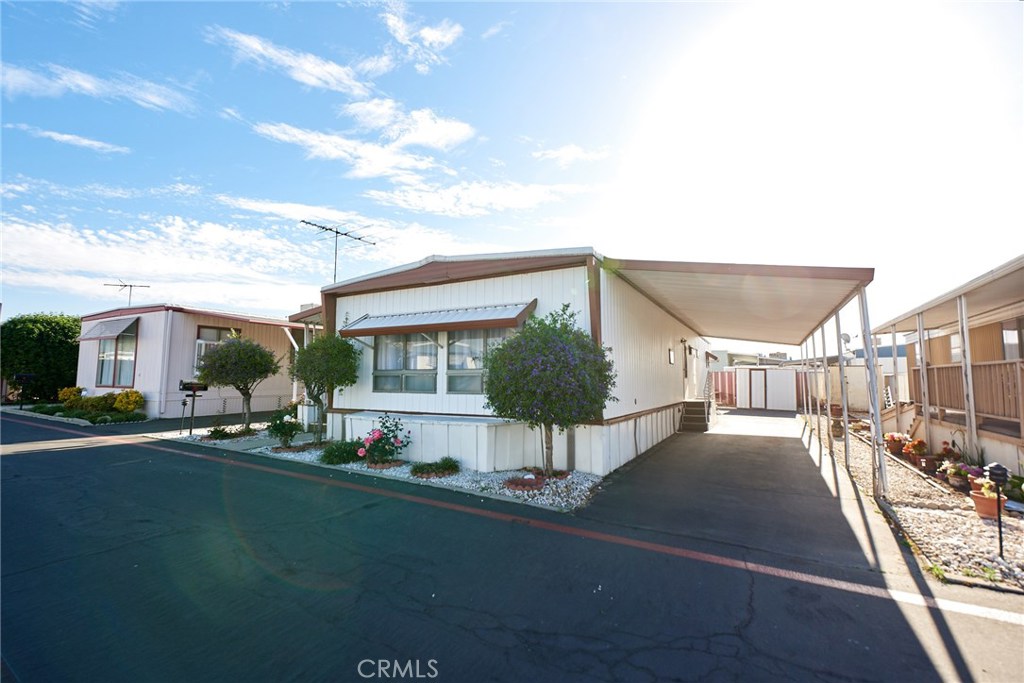 PRICE TO SELL!!!!! Welcome to this spacious 3 bedrooms 2 baths Mobile Home . Located in a well maintain 55 and older community in the city of Bloomington border line Fontana Located less than a mile from Kaiser Hospital . Park includes a community pool and and recreational facilities. Mobile Home is move in ready !!!