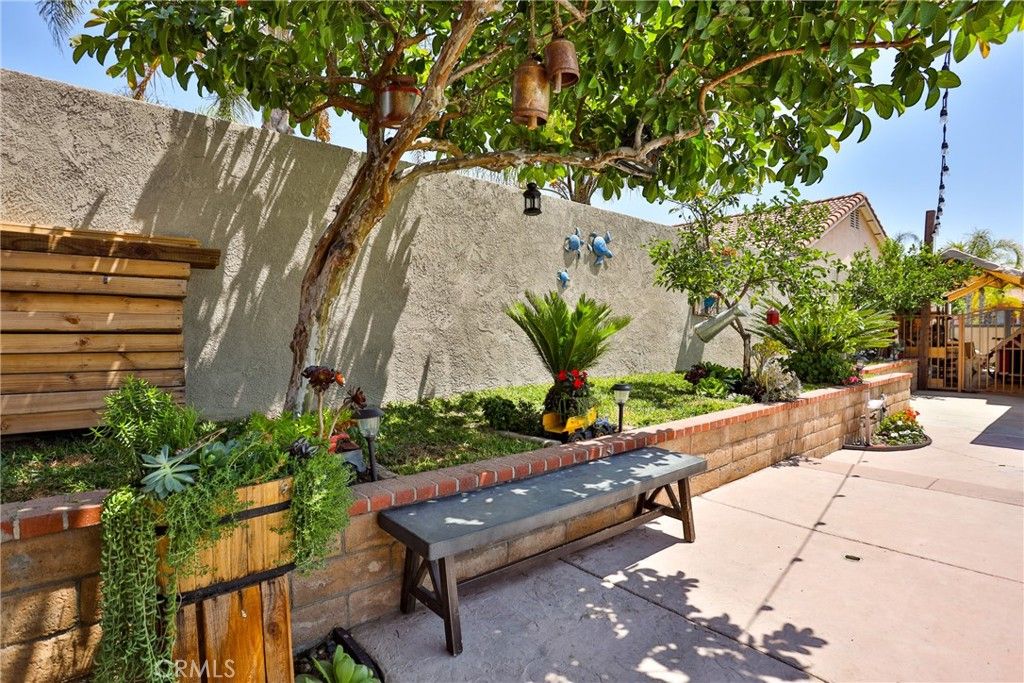 listing image 130721567534393404111