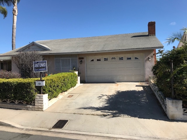 Perfect opportunity for a owner occupant buyer who is interested in doing their own cosmetic repairs or for an investor. Home is in a quiet and established neighborhood. Great location close to schools, parks, retail shopping and much more! Neighborhoods: Mt Heights unit Other Fees: 0 Sewer: Sewer Connected Topography: LL