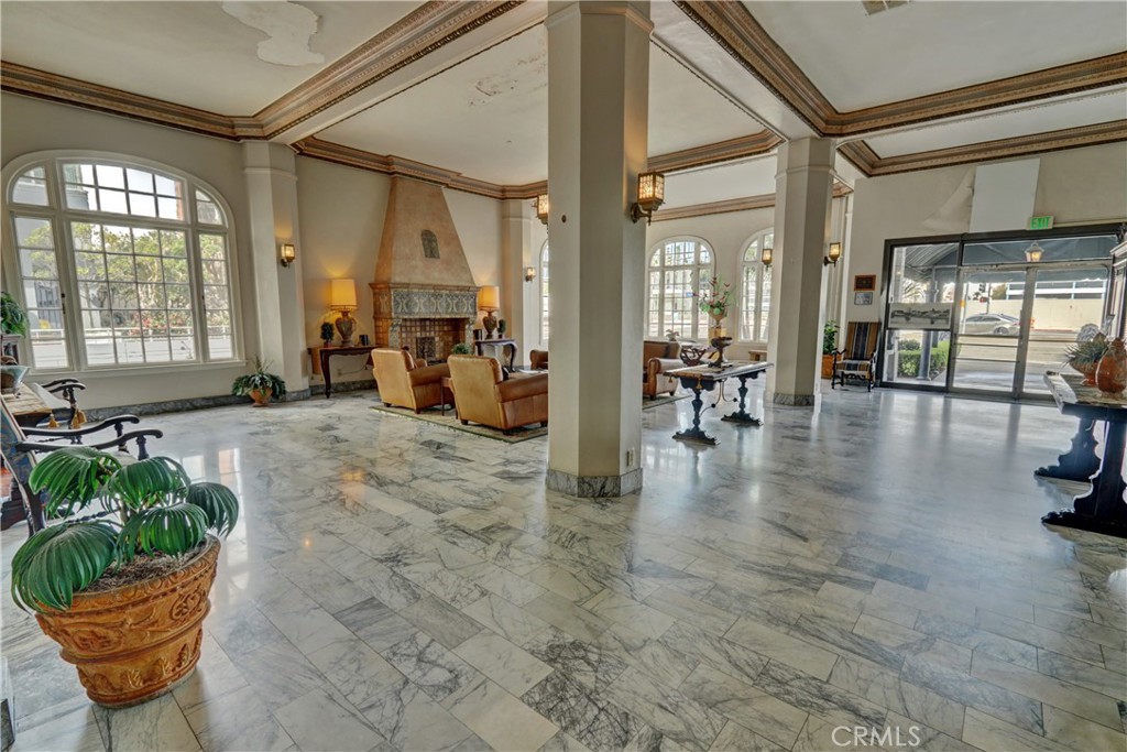 360 W Ocean Boulevard 404