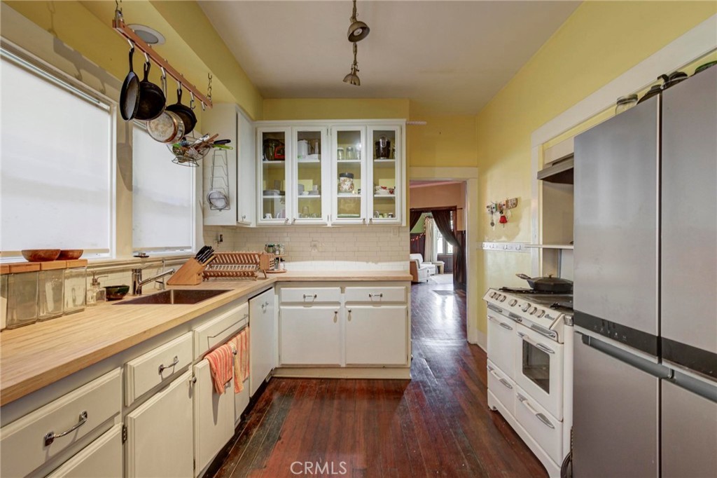 Photo 13 of 44 of 571 W 17th Street house