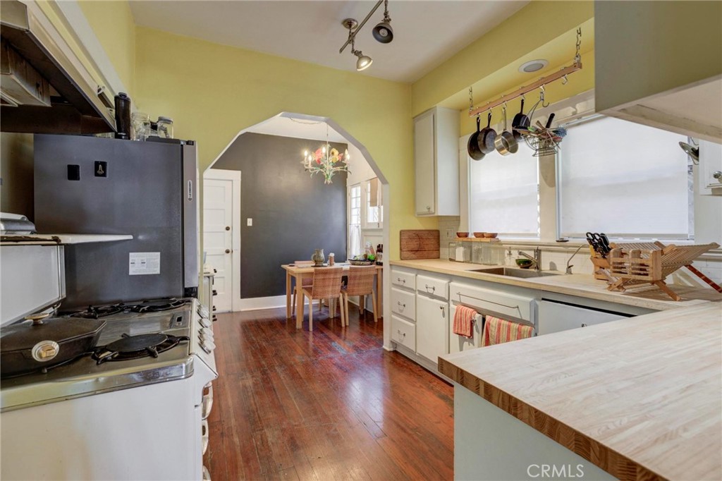 Photo 11 of 44 of 571 W 17th Street house