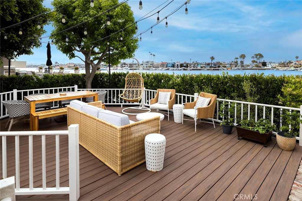 5716 e bay shore walk